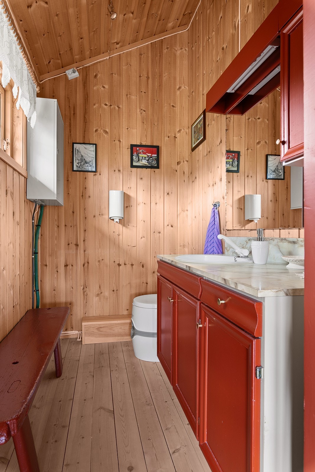 Røranlegget i hytta er enkelt, men fungerer til sitt bruk. Gråvann har utslipp i terrenget. Galleribilde