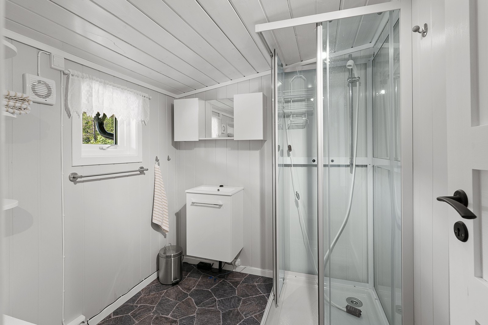 Badet i uthuset var nytt i 2016 og har elektrisk avtrekksvifte. Galleribilde