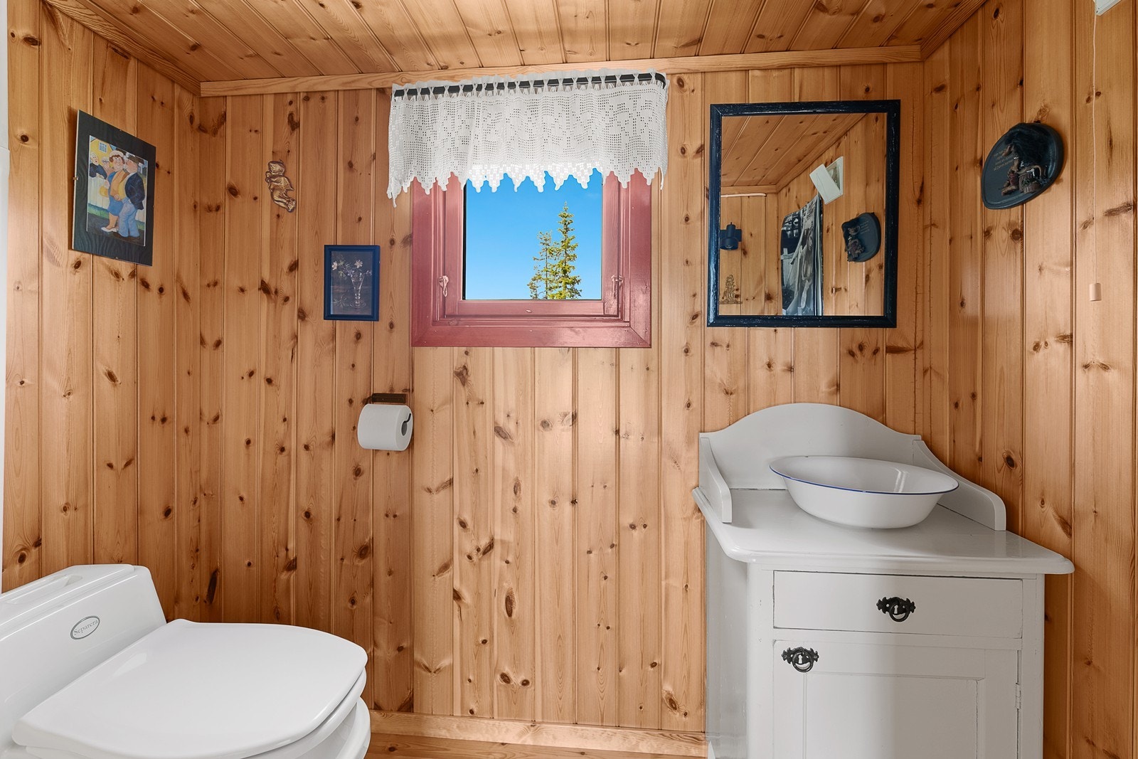 I et frittstående uthus på ca. 14 kvm er det to boder, et bad og toalettrom med tørrtoalett. Galleribilde