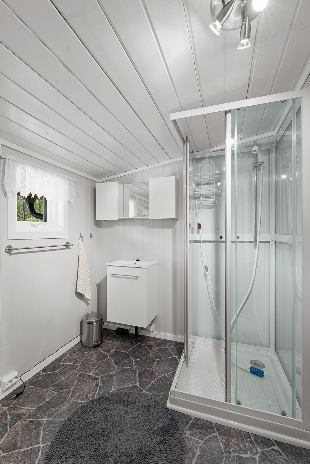 Med dusjkabinett er det enkelt å ta seg en rask dusj i sommerhalvåret. Galleribilde