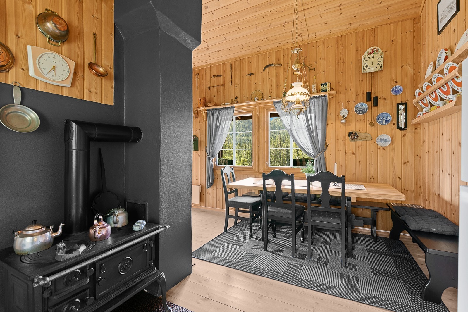 Her er det plass til å samle familie og venner rundt bordet for både måltider og brettspill. Galleribilde