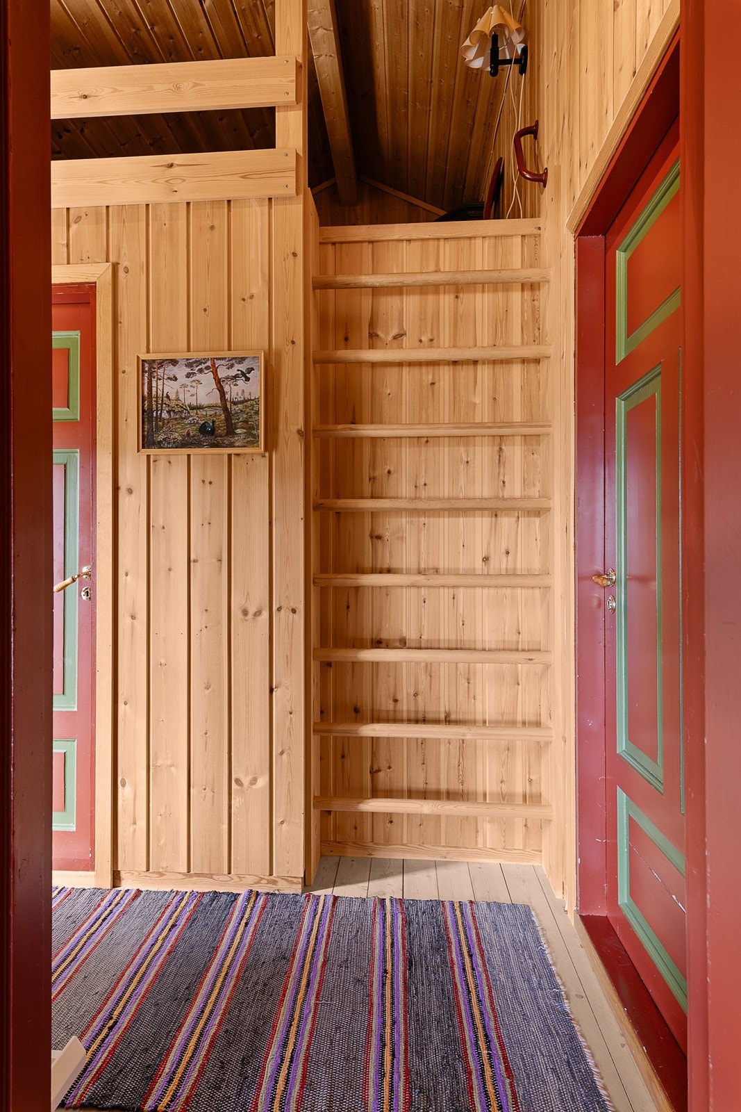 Det er trappestige opp til en hems med gulvareal på ca. 5 kvm. Galleribilde