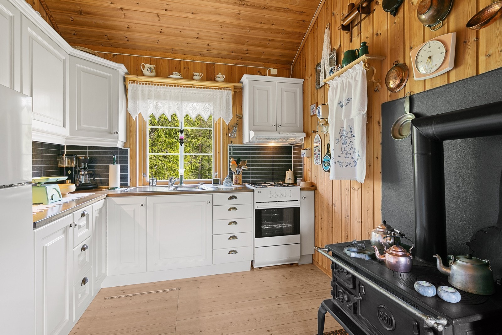 Vinduer i begge gavlveggene gir pent, gjennomgående lys. Galleribilde