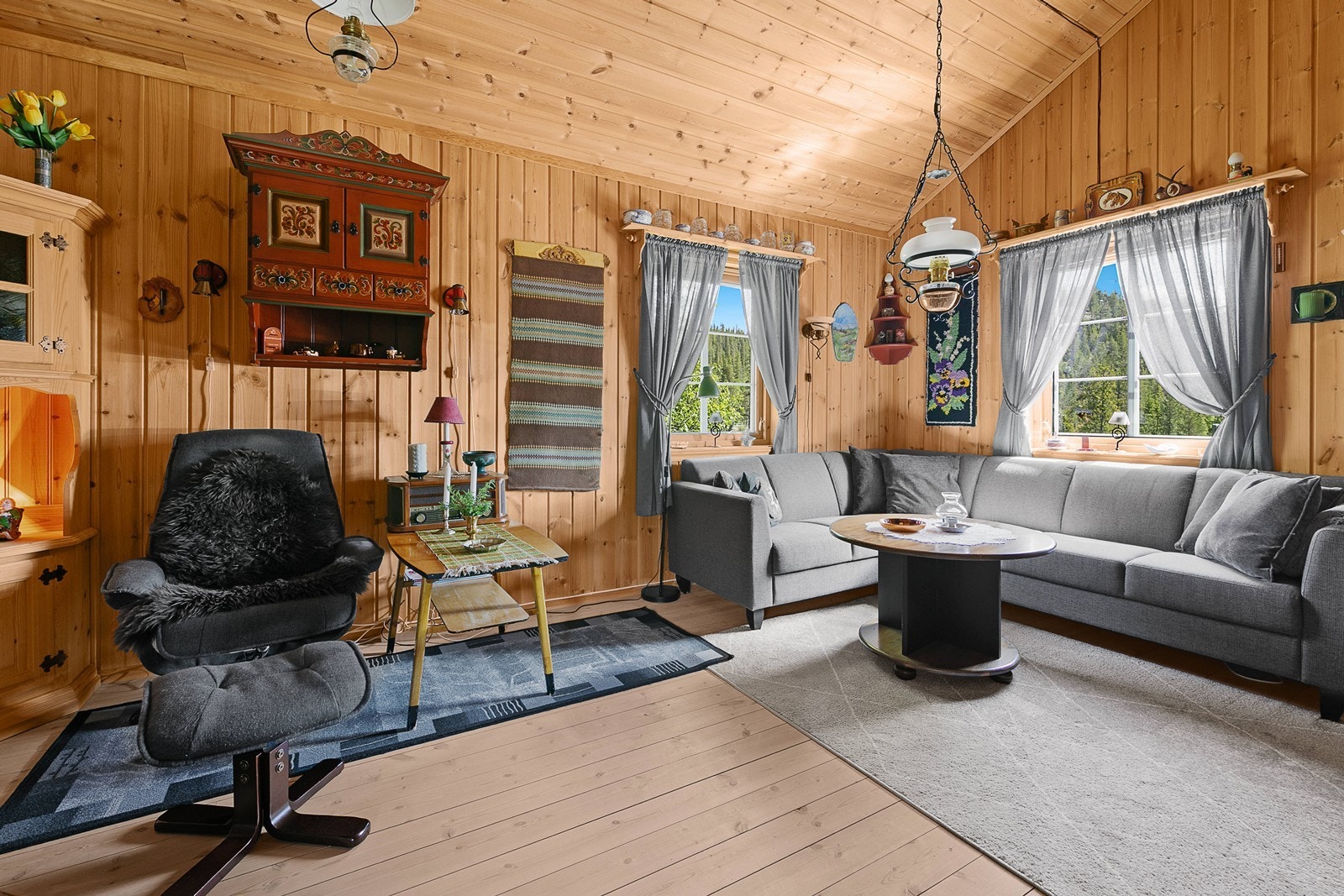 Det er god plass til både hjørnesofa og godstoler. Galleribilde