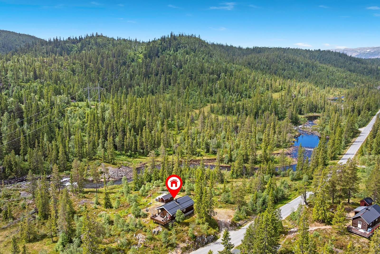 Naturen byr på gode muligheter for bærplukk og soppjakt.
I Dalen sentrum er det Joker, Extra, apotek, kafé og lokale småforretninger. Galleribilde