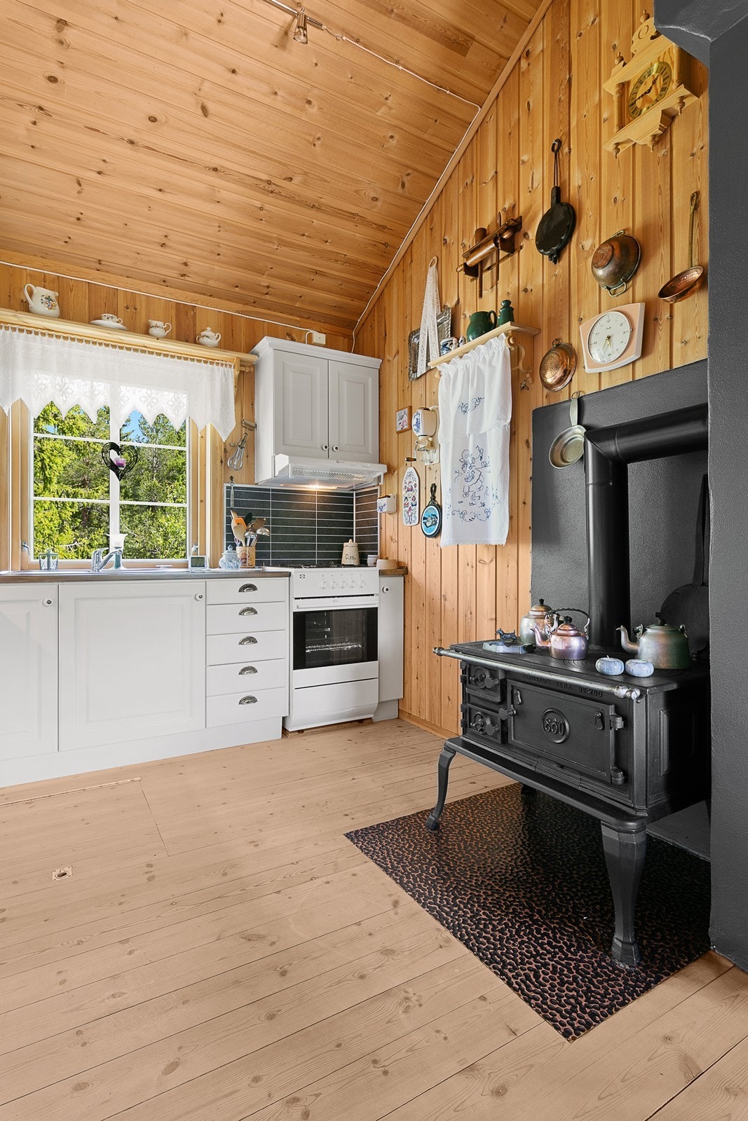 Kjøkkenet har avsatt plass til kjøleskap i enden av innredningen, samt komyr under en ventilator. Galleribilde