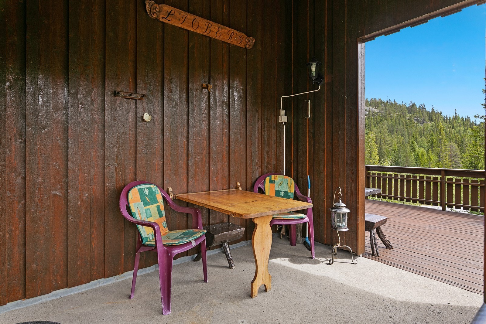 Overbygget gjør det hyggelig å sitte ute, selv på dager med ruskevær. Galleribilde