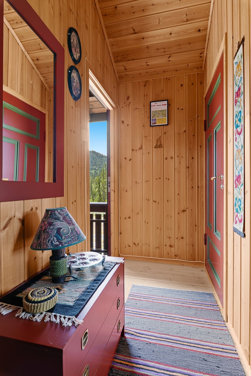 Entreen er avlang og har plass til garderobeskap, kommode eller lignende. Galleribilde