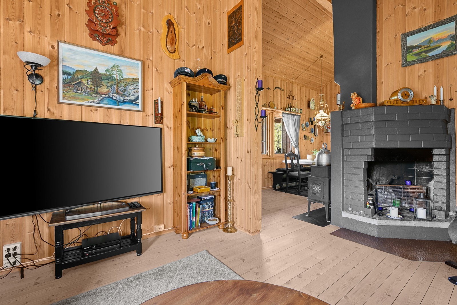 Det er bred åpning mot spiseplassen, som ligger i åpen løsning med kjøkkenet. Galleribilde