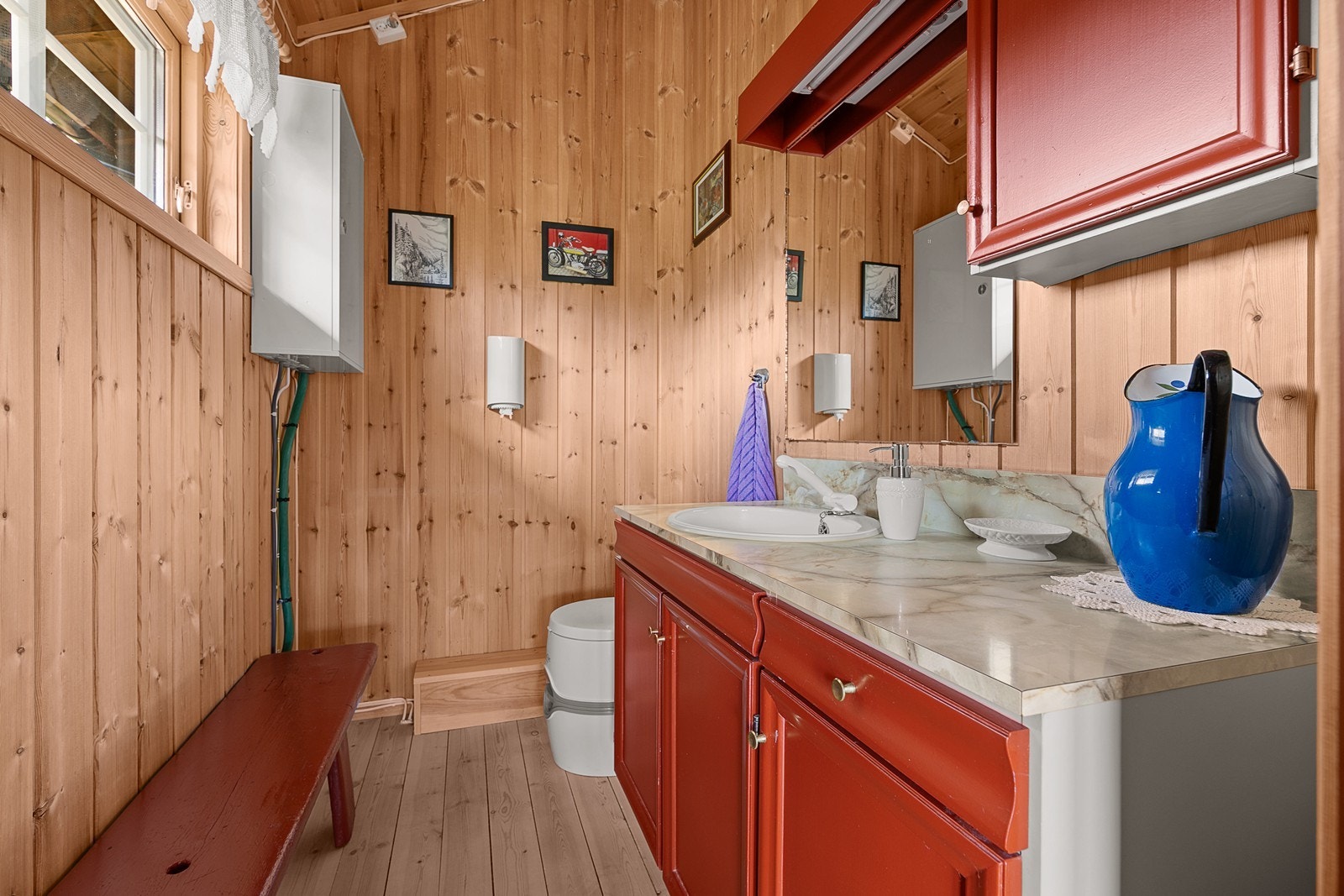 I hytta er det et enkelt bad med tørrtoalett og servant. Sikringsskap med automatsikringer er også plassert i rommet. Galleribilde