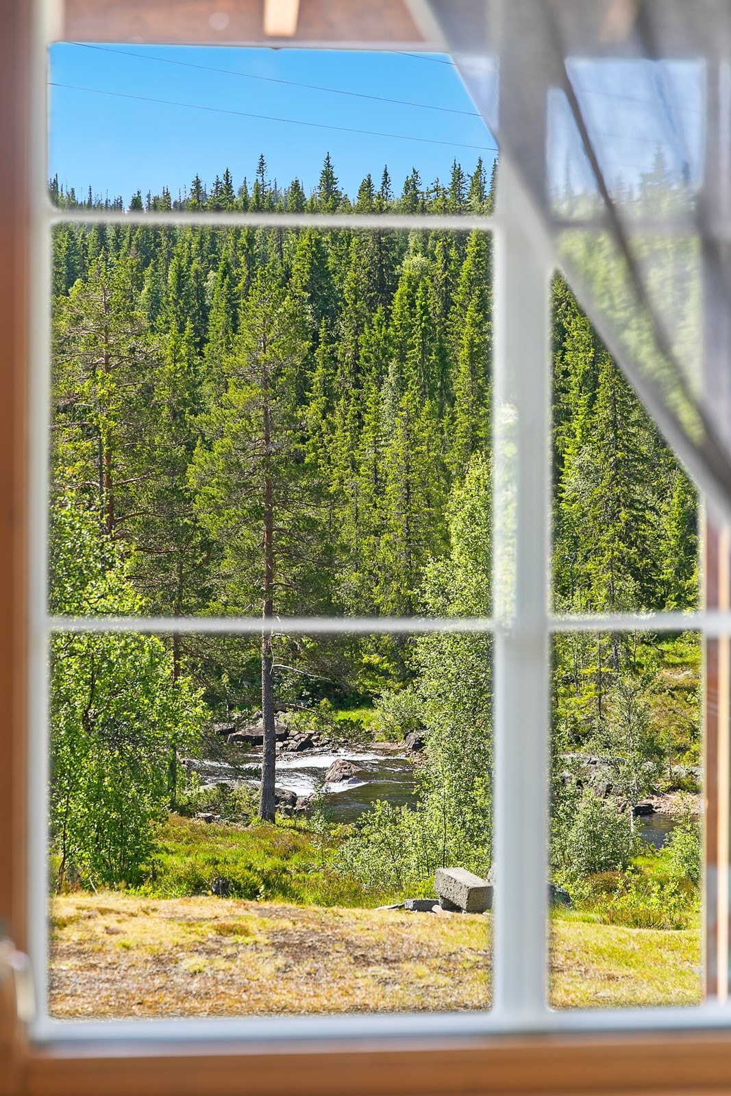 Utsikten kan nytes via vinduer i stuen.
Om sommeren pumpes vann opp fra elven, men om vinteren må vann medbringes. Galleribilde