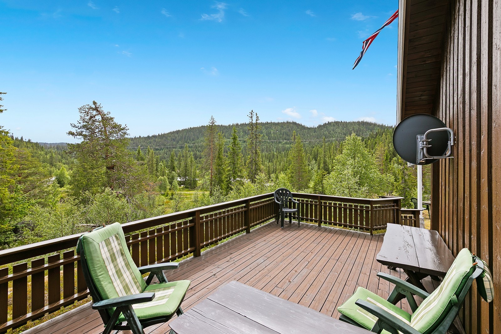 Fra terrassen er det nydelig utsikt så langt øyet kan se. Galleribilde