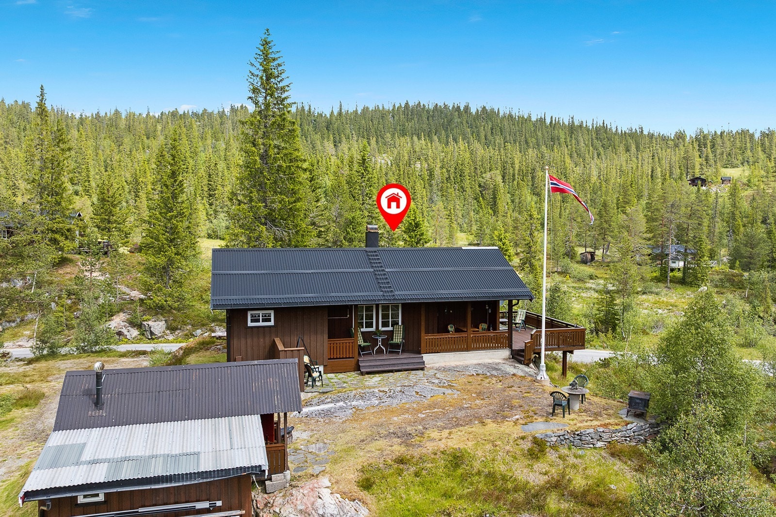 Hytta ligger like utenfor Dalen, som blant annet byr på en sjarmerende handlegate. Galleribilde