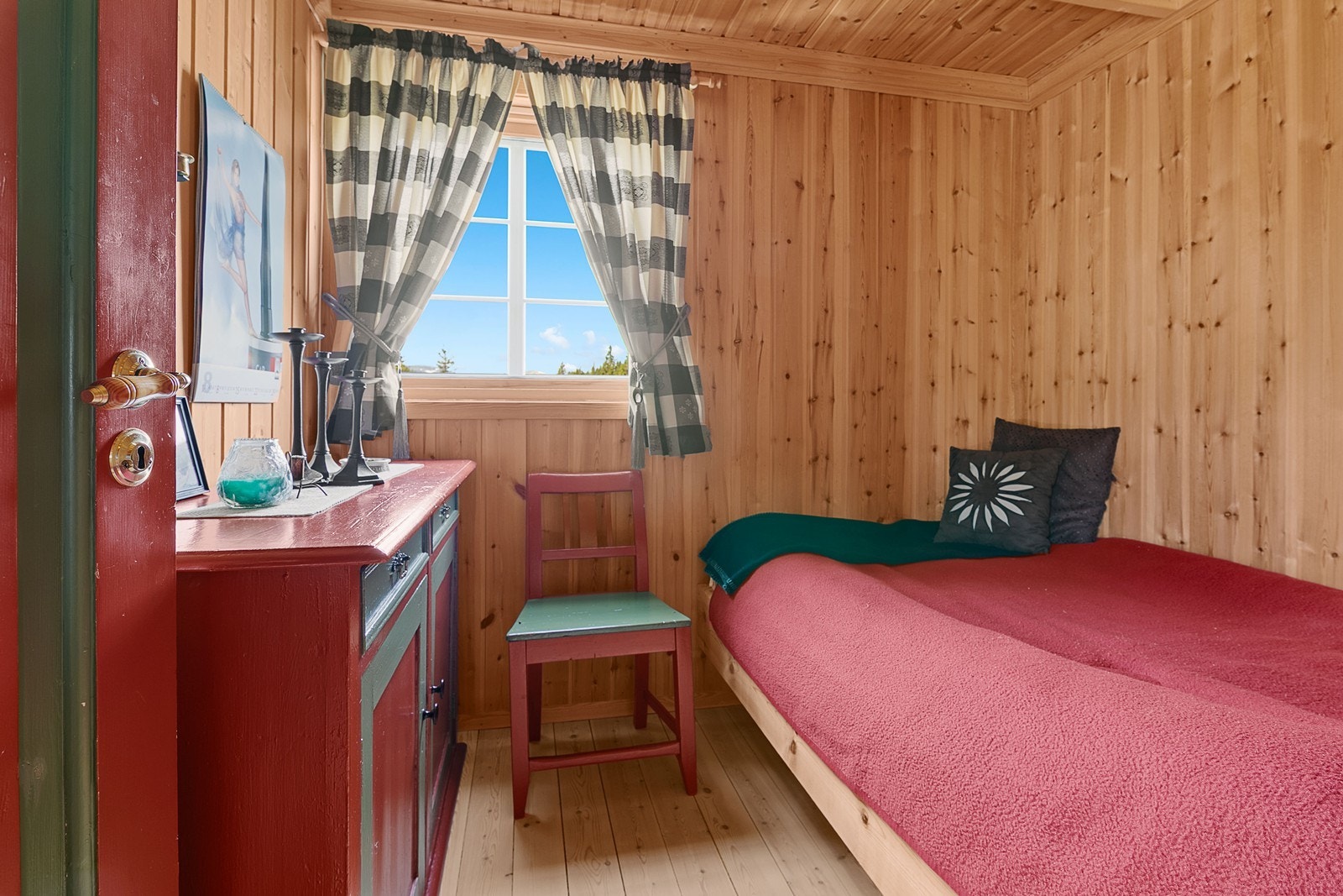 Dette soverommet har plassbygd seng for to. Galleribilde