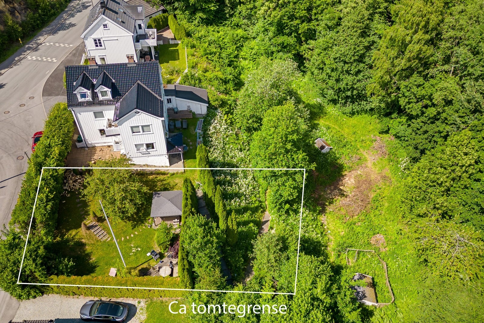 Tomten er godkjent med dobbeltgarasje, samt 2 stk biloppstillingsplasser ved siden av. Parkeringsplasser blir i henhold til situasjonsplan (vedlagt salgsoppgave) Galleribilde