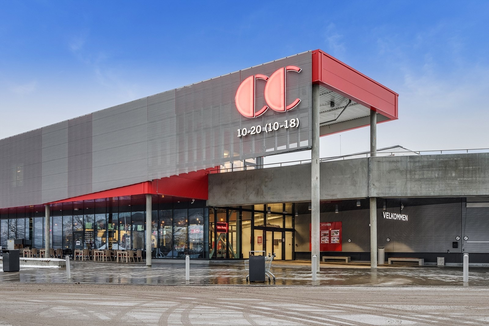 CC Kjøpesenter er beliggende i kort avstand fra tomten. Her har du alle servicetilbud man trenger i hverdagen Galleribilde