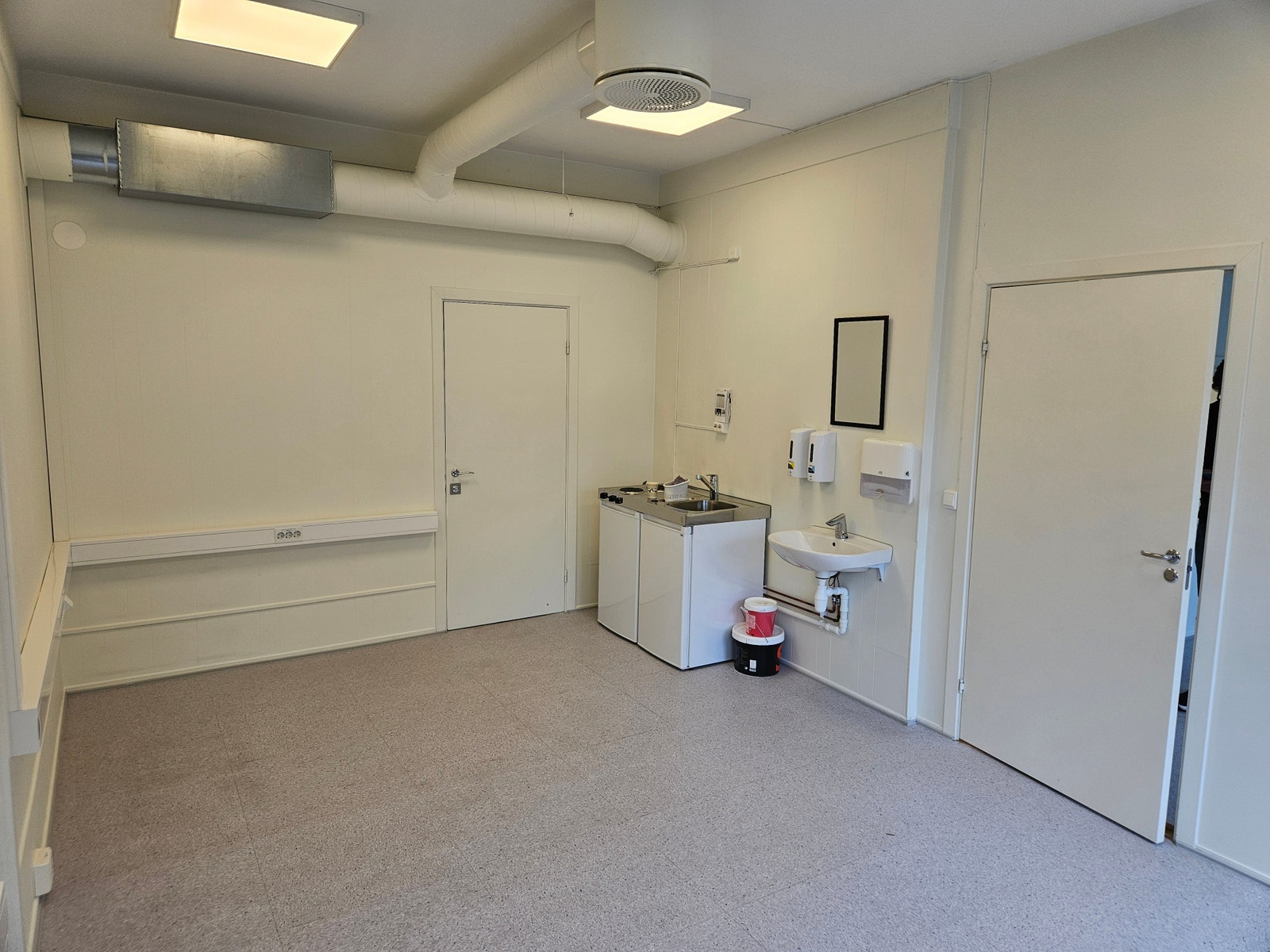 Kontor eller behandlingsrom med minikjøkken Galleribilde