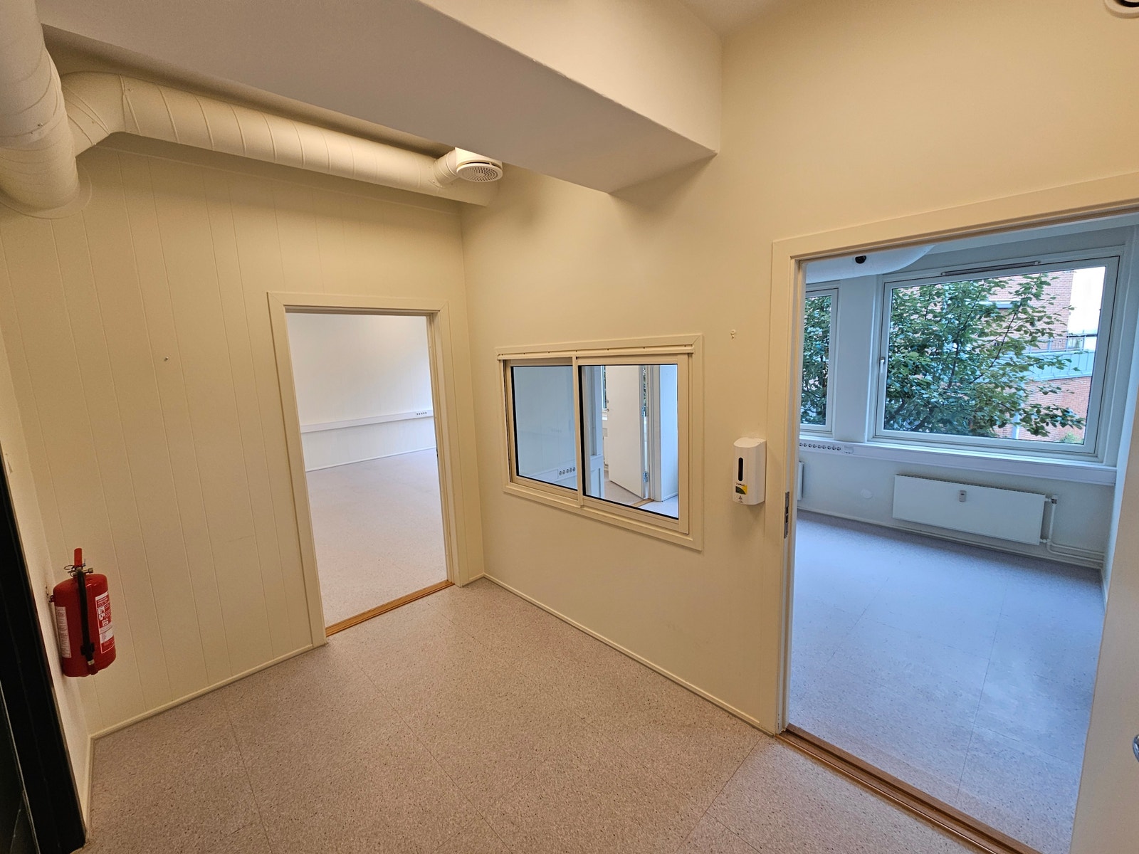 Resepsjon med venterom.
Kan enkelt gjøres om til kontor Galleribilde