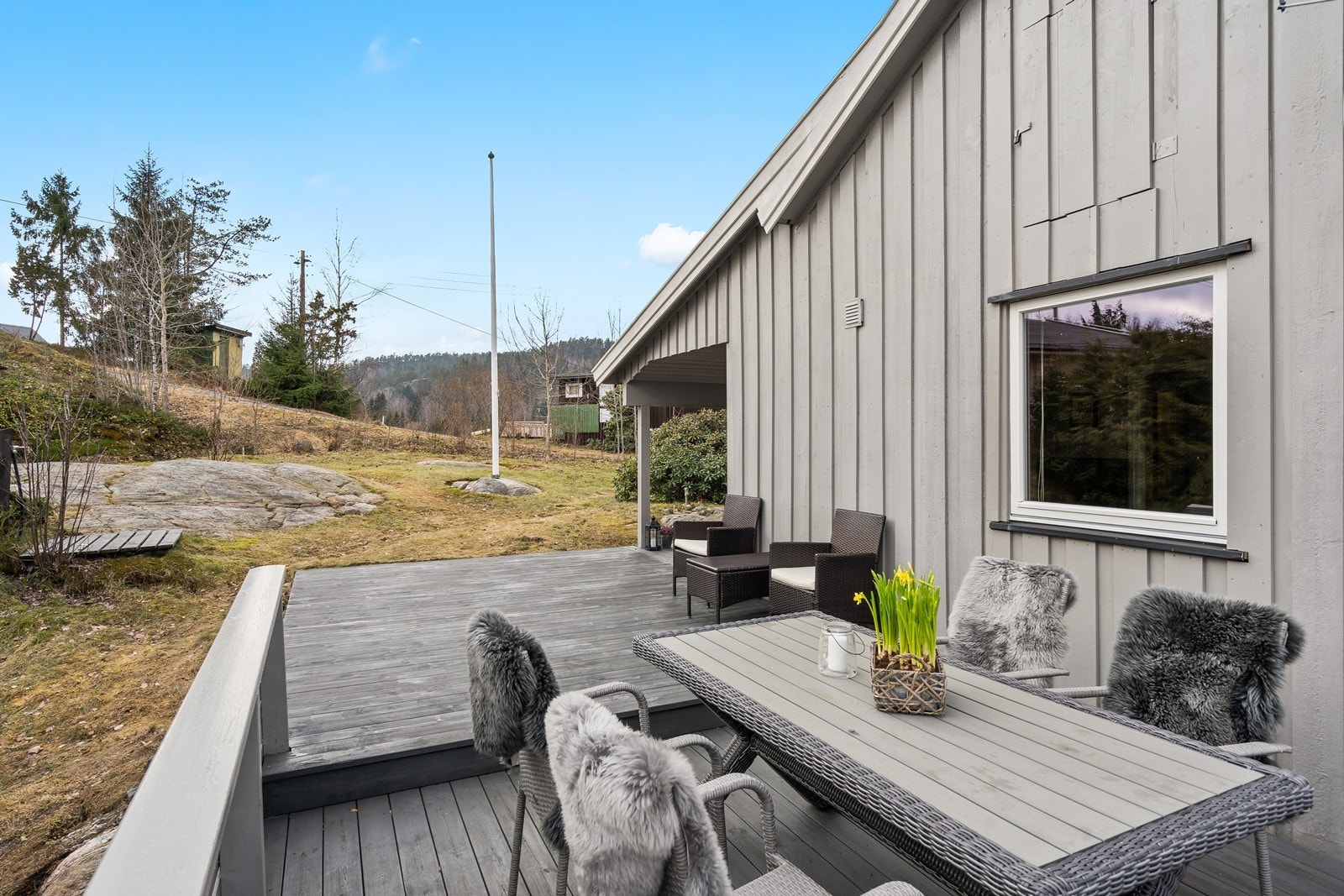 Terrasse med utsikt mot Glomma og jordbrukslandskap! Galleribilde