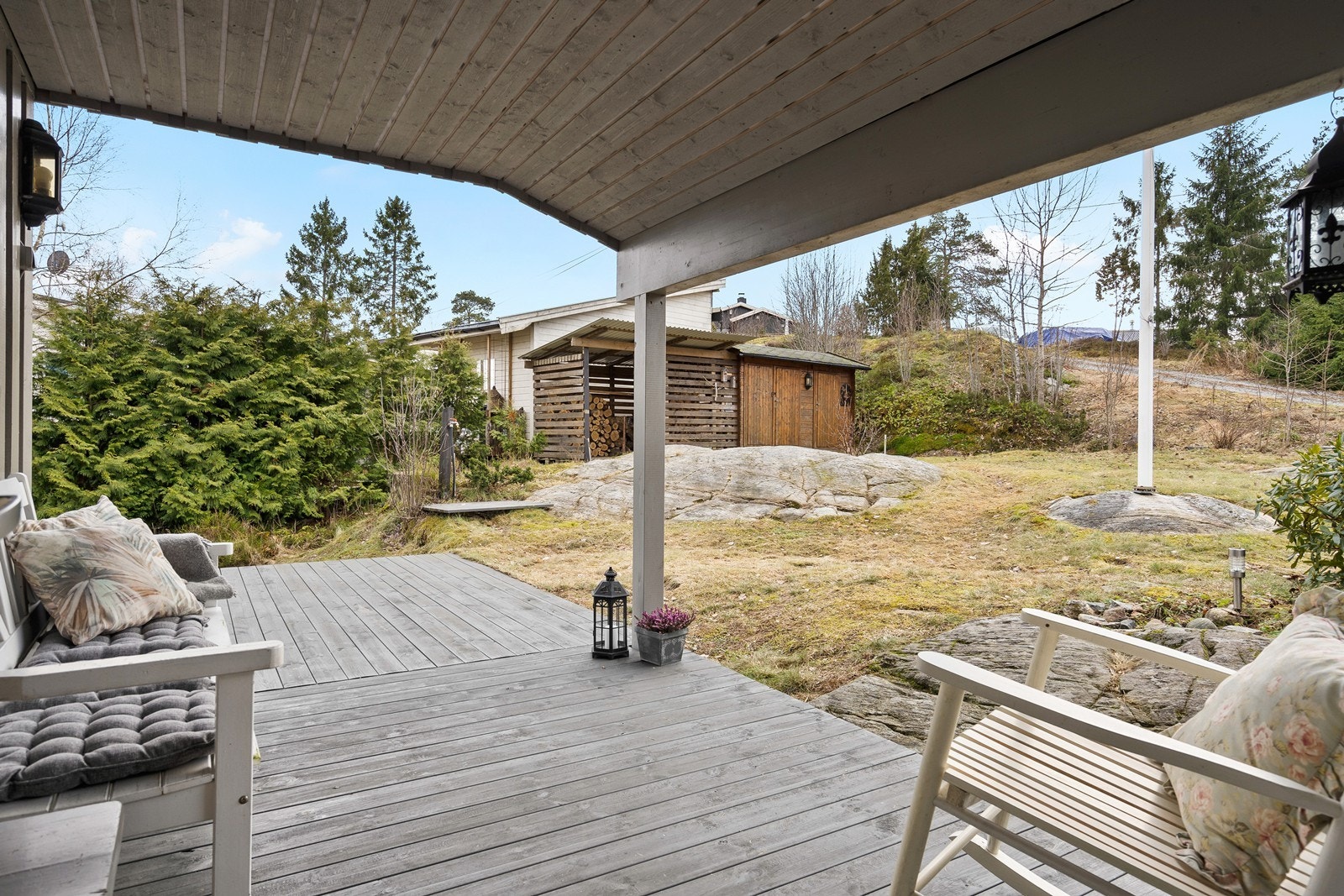 Usjenert solrik vestvendt uteplass! Galleribilde