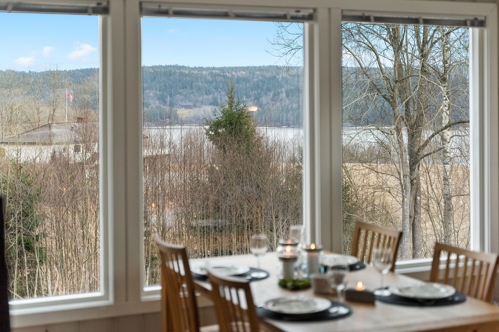 Mye naturlig lys inn gjennom stuevinduene som vender mot vannet! Høyt og fint beliggende hytte! Galleribilde