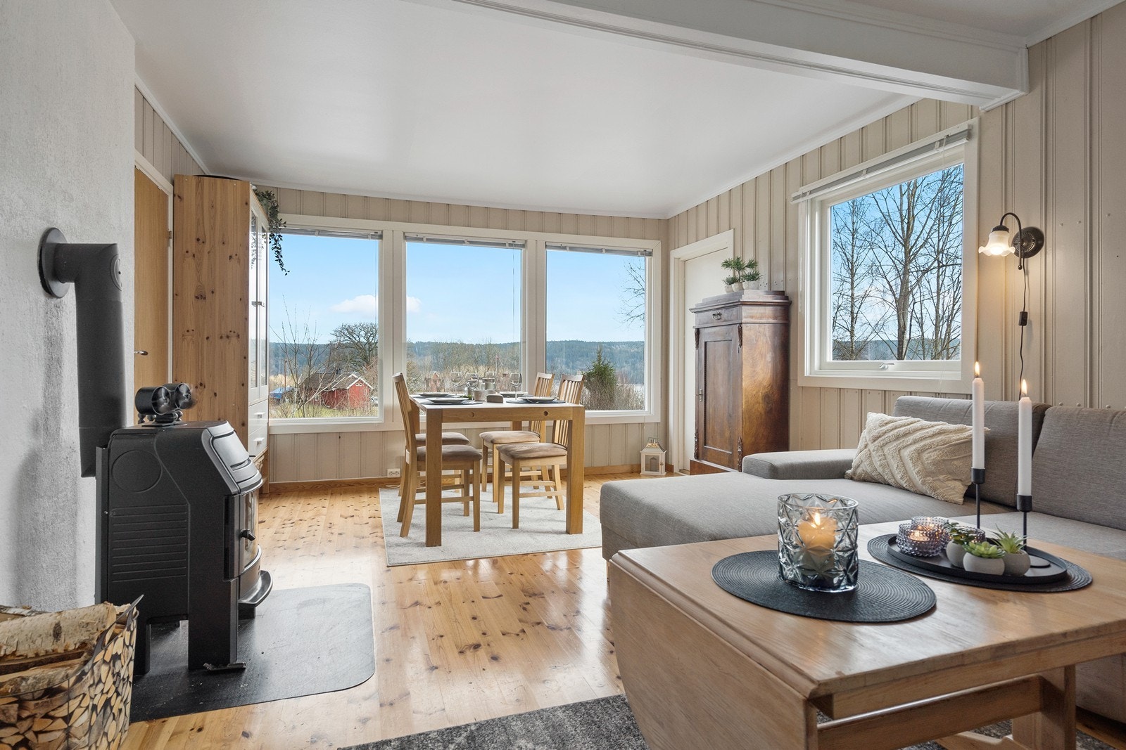 Lys og lun stue med god vedovn til kalde dager! Galleribilde