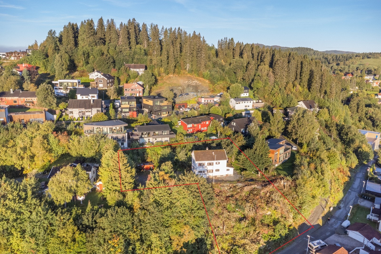 Stor flott eiendomstomt på (Tomtegrense er tegnet inn av megler og kun ment som en illustrasjon) Galleribilde