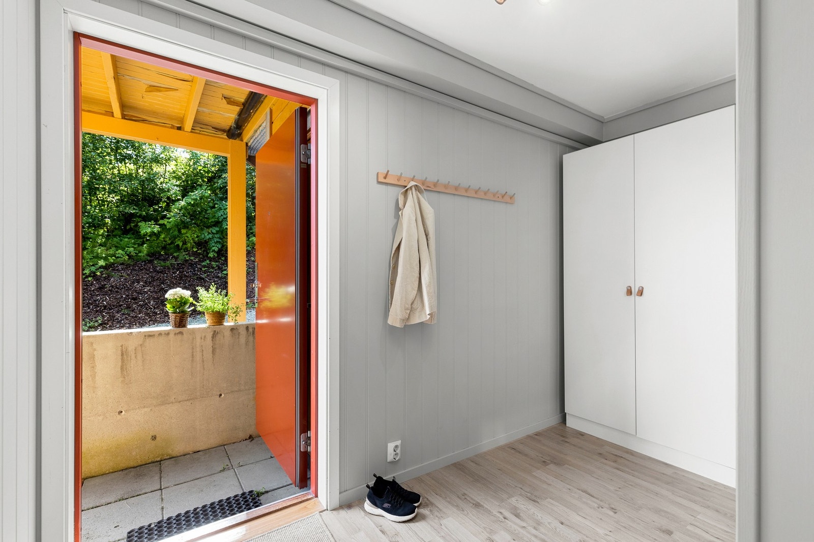 Romslig entré med plass til garderobeskap. Det er også en praktisk, innvendig bod innenfor entréen. Galleribilde