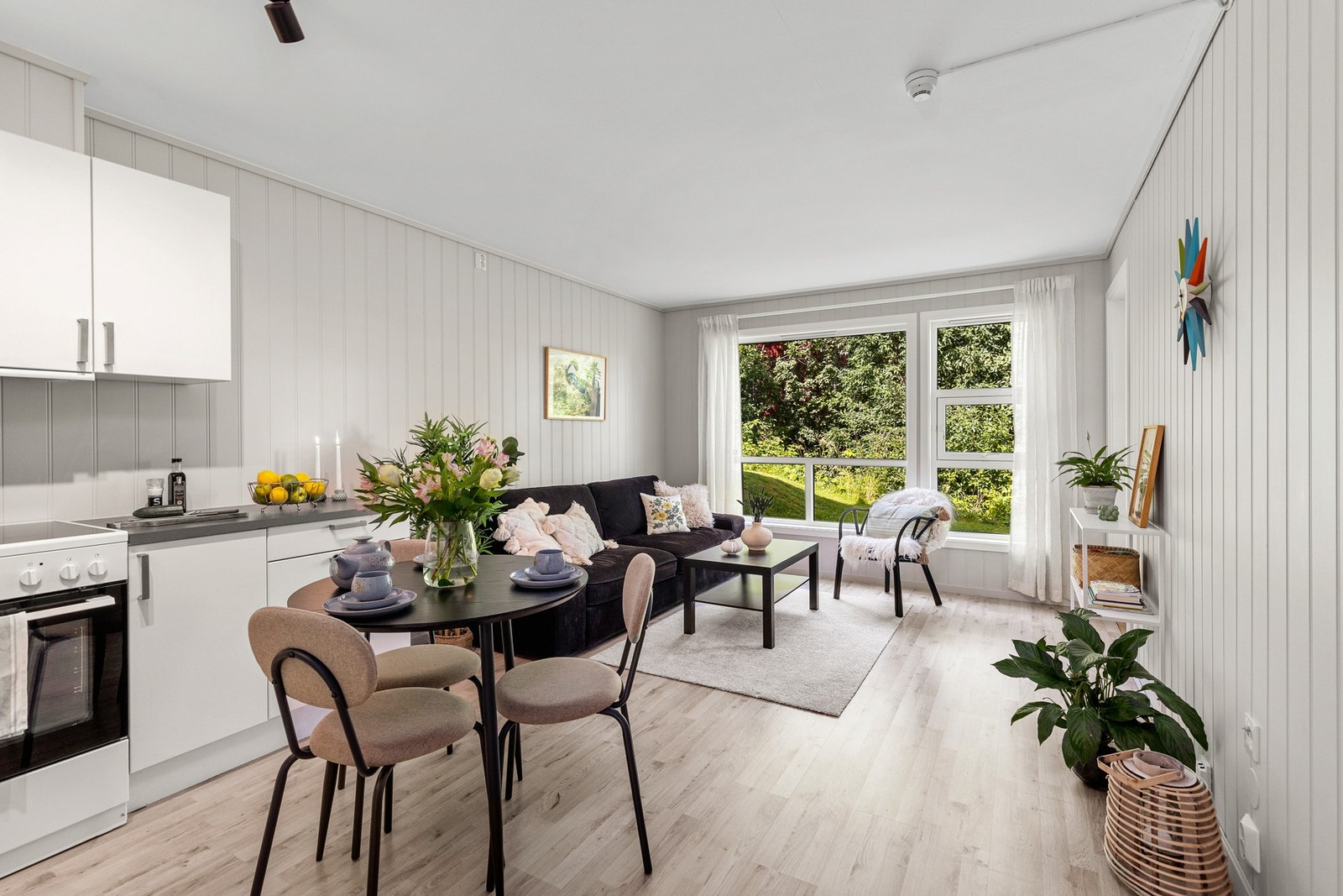 Store vindusflater på stuen. Galleribilde