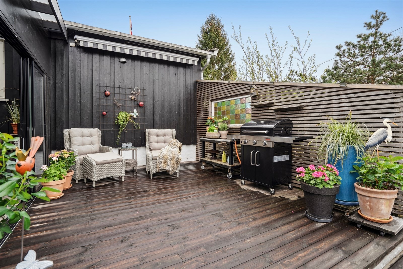 Terrassen har markise montert på vegg og har god plass til både grill og hagemøbler. Galleribilde