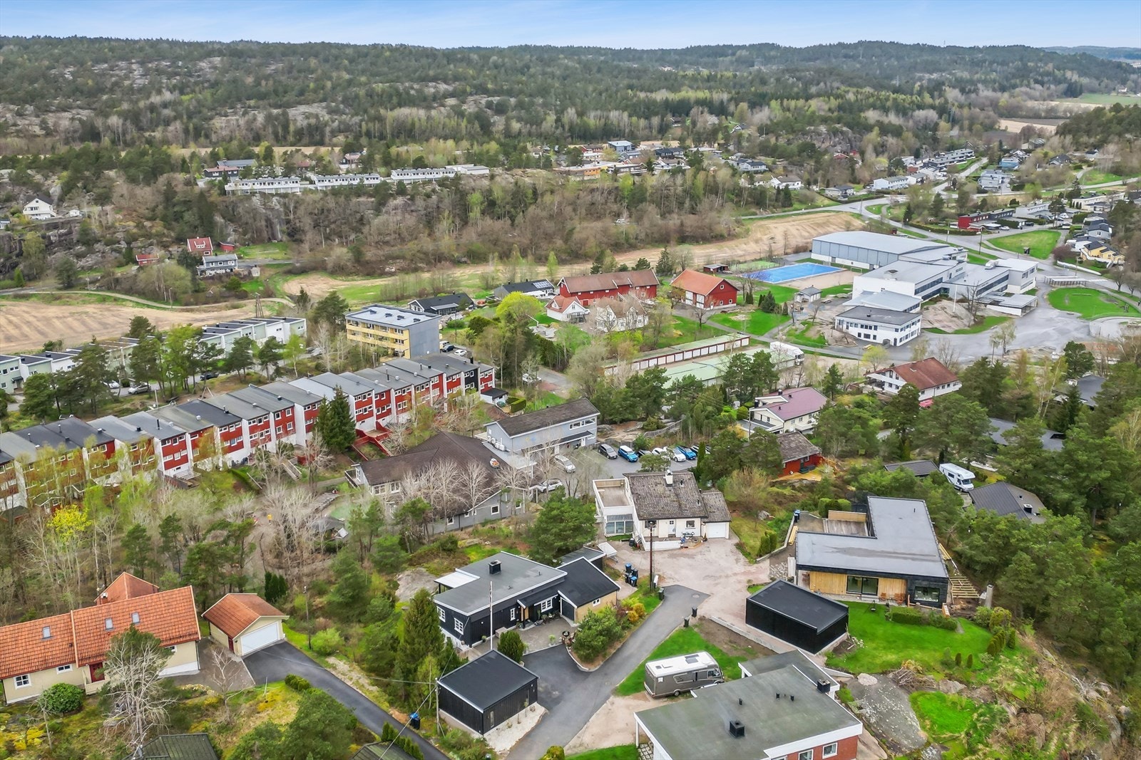 Med kort vei til barnehage, barneskole, ungdomsskole og flotte turområder, er dette hjemmet ideelt for familier. Galleribilde