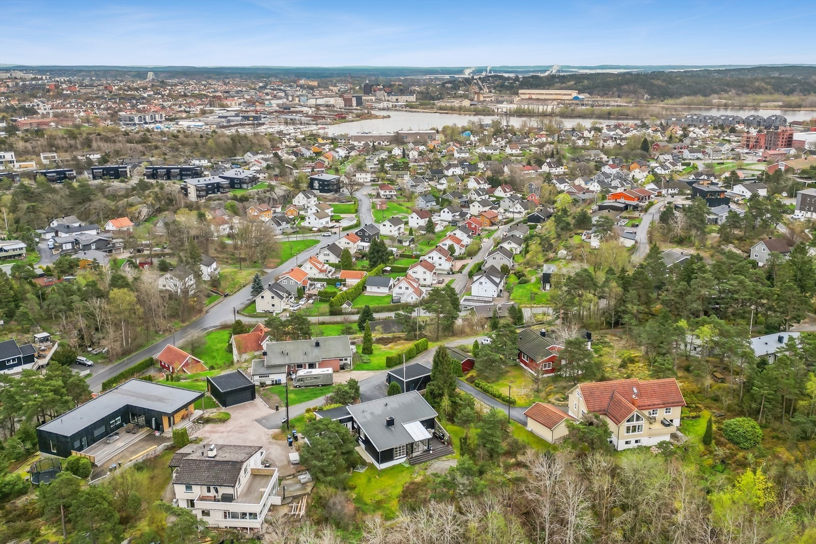 Eiendommen er beliggende attraktivt og barnevennlig til i en rolig blindvei i et etablert boområde. Galleribilde