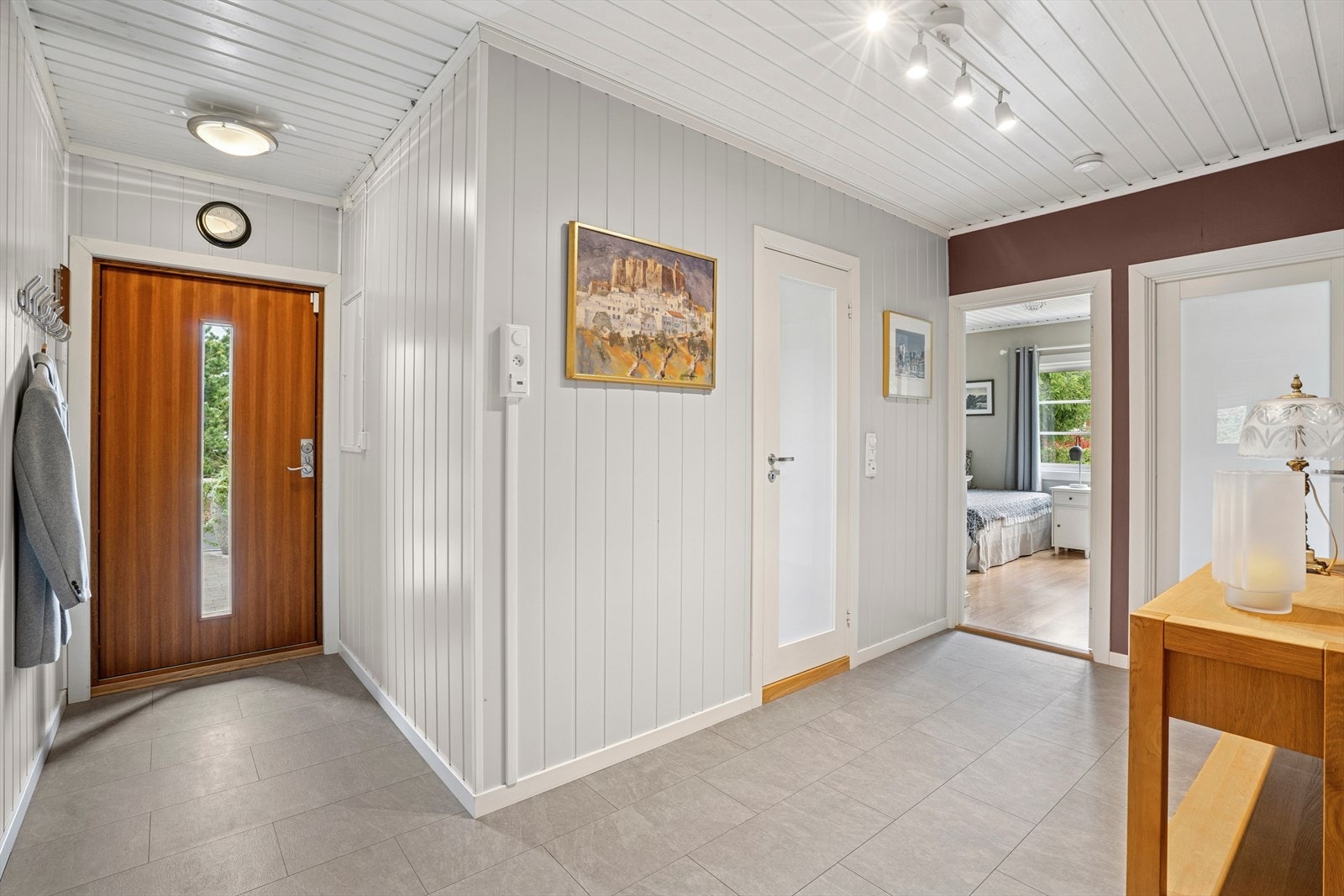 Du ønskes velkommen inn i en romslig entré med gulvvarme. Her er det god plass til å henge fra seg ytterklær. Galleribilde