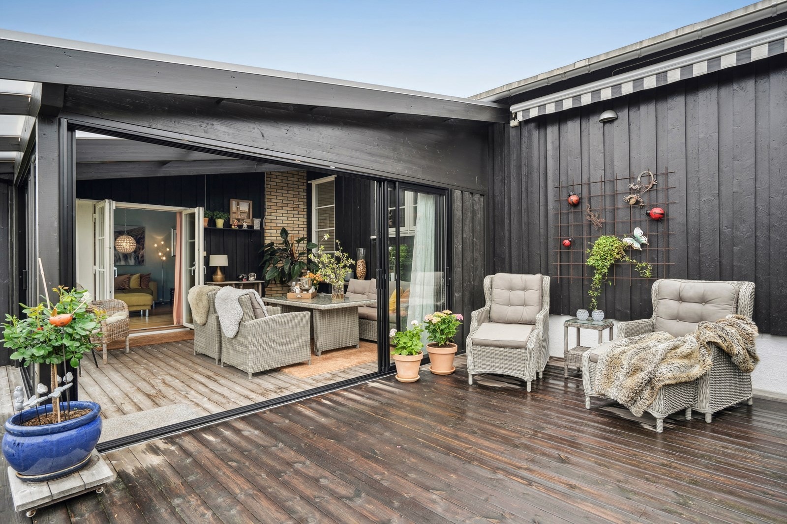 Store skyvedører på to sider av hagestuen gjør at den fungerer som en forlengelse på varme sommerdager. Galleribilde