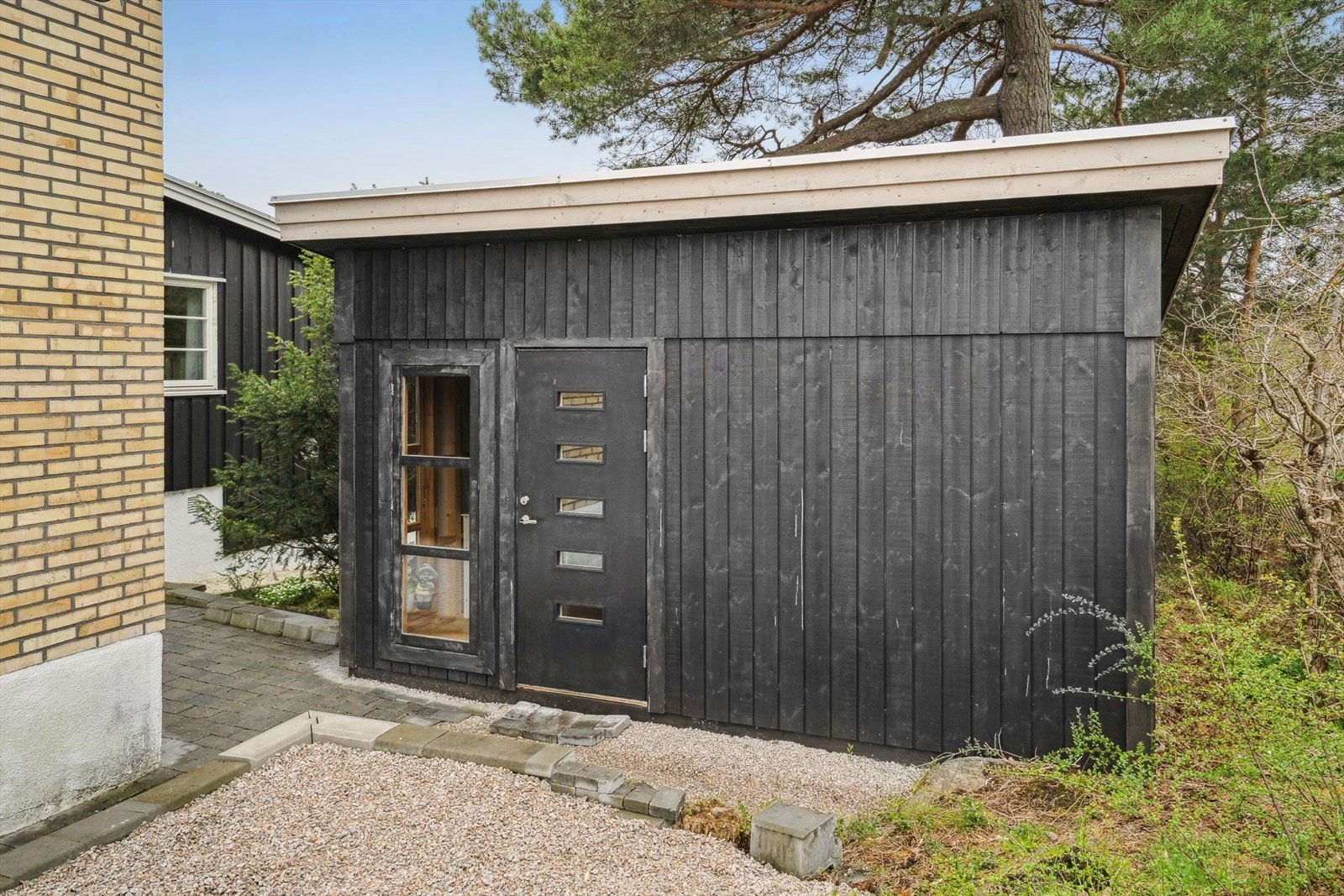 Stor frittliggende bod med god lagringsplass. Galleribilde