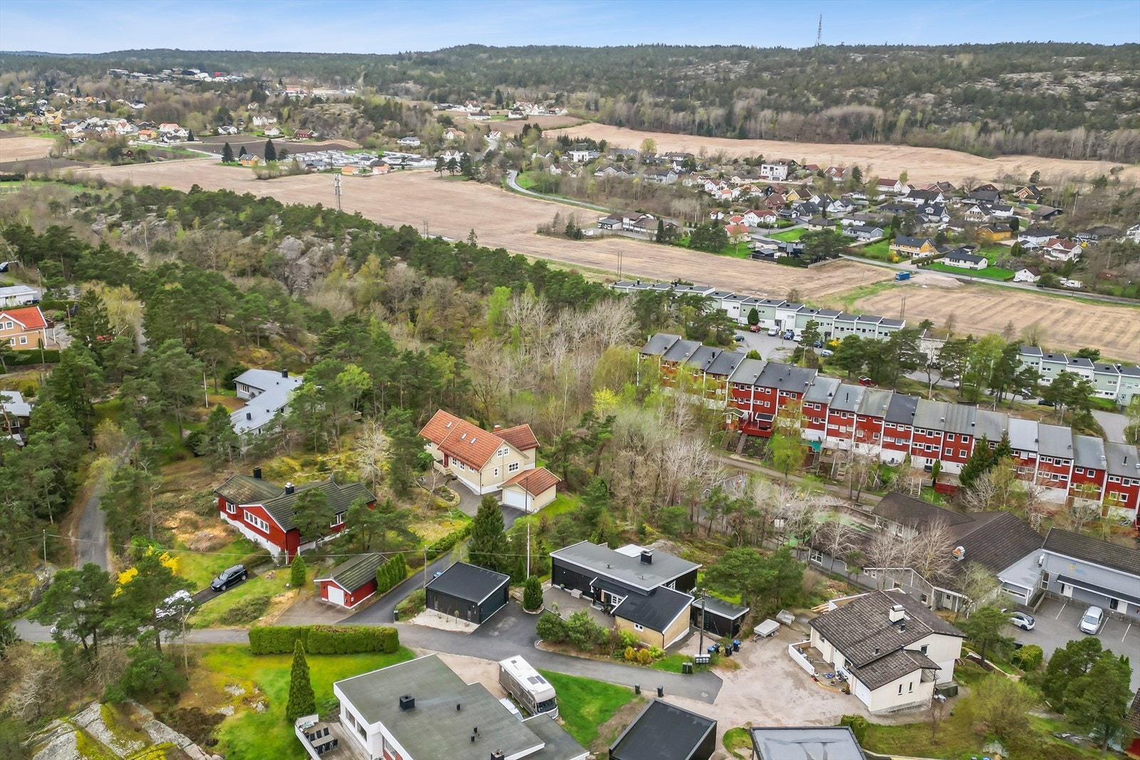 Fra eiendommen er det kort vei til et rikt utvalg av servicetilbud på Ørebekk og Gressvik. Galleribilde