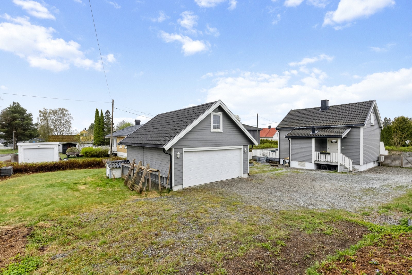 Enebolig over 3 plan med romslig tomt Galleribilde