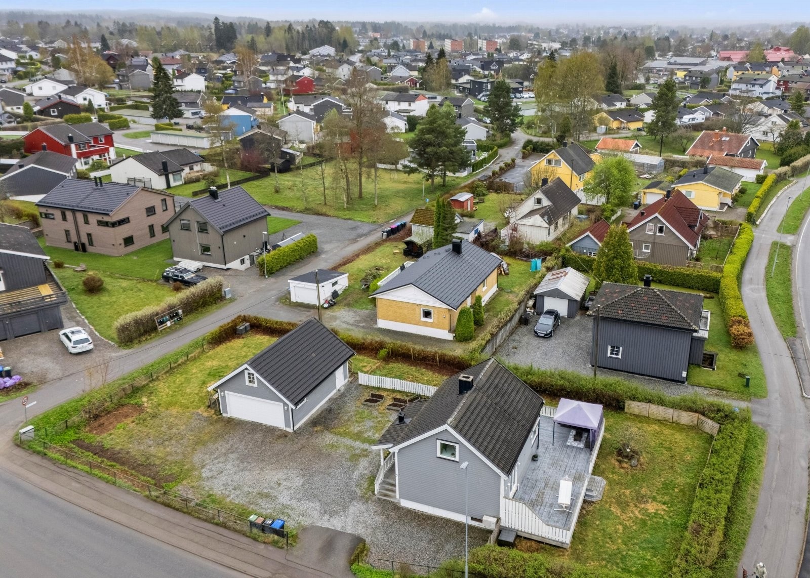 Enebolig med stor tomt og dobbelgarasje Galleribilde