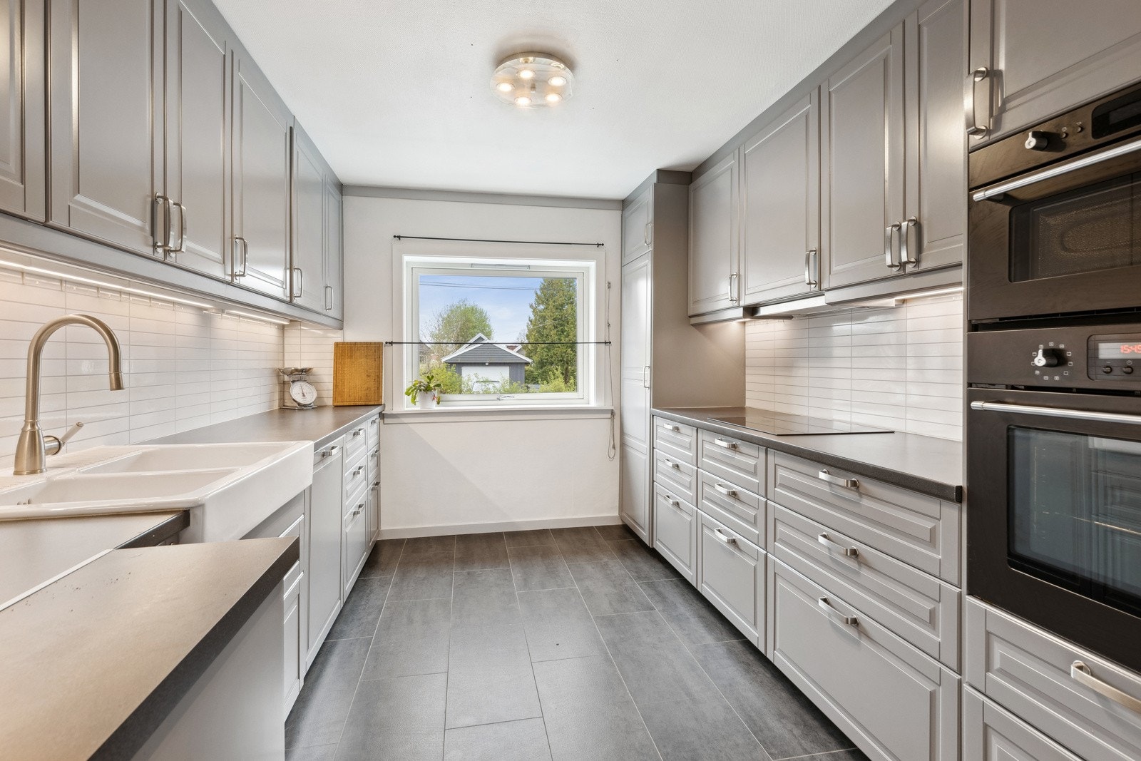 Velkommen til Bassengveien 2! Boligen har pent kjøkken fra 2015 Galleribilde