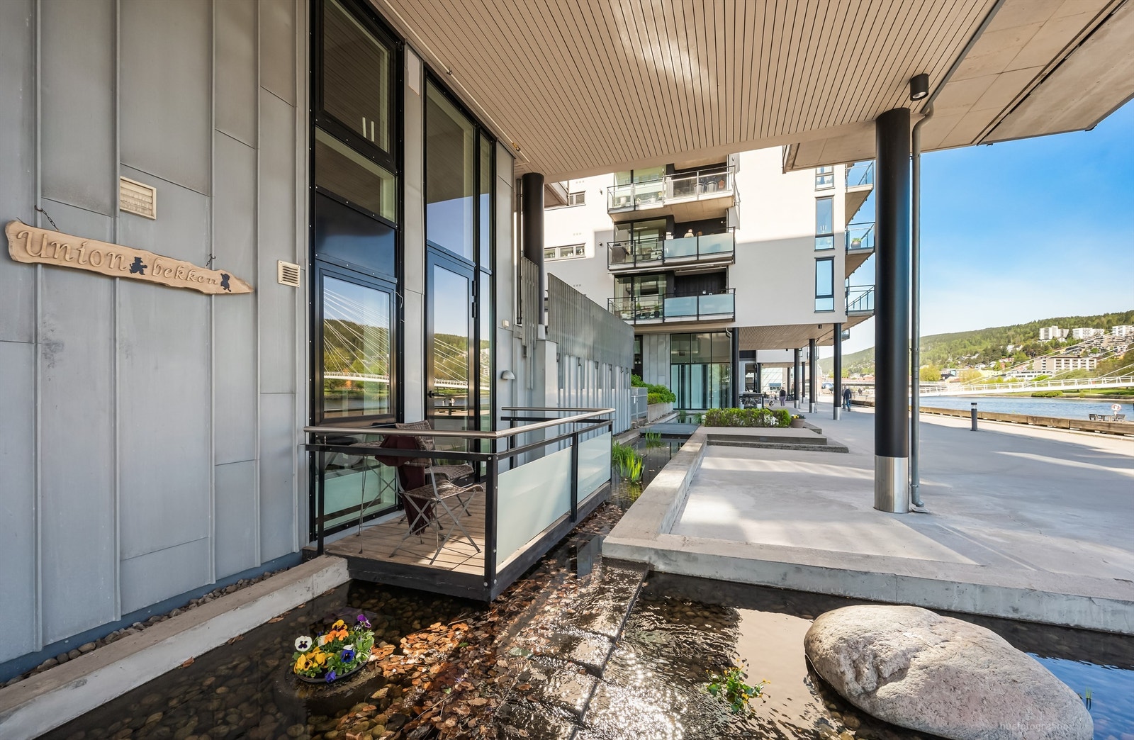 Platting med terrassegulv av tre Galleribilde