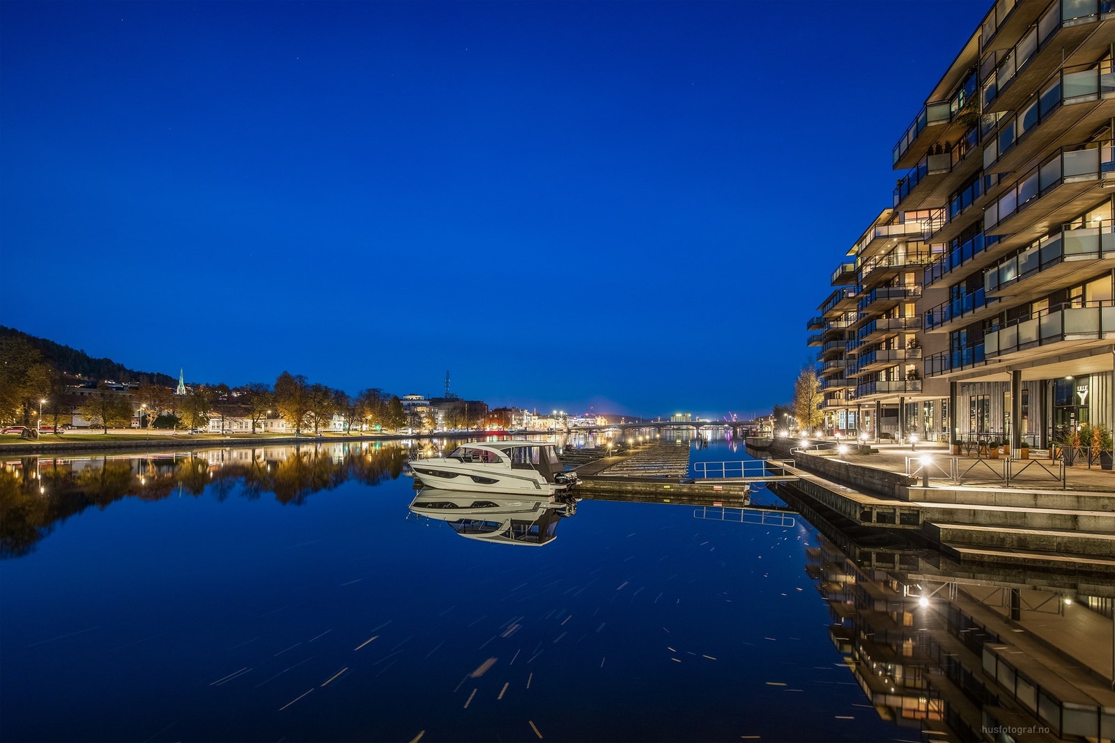 Union Brygge/Grønland tilbyr alt fra kunnskapspark (bibliotek/universitet), kultursenter (Union scene), restauranter/kaféer, stor matvarebutikk (Meny) og treningssenter (Moov) Galleribilde