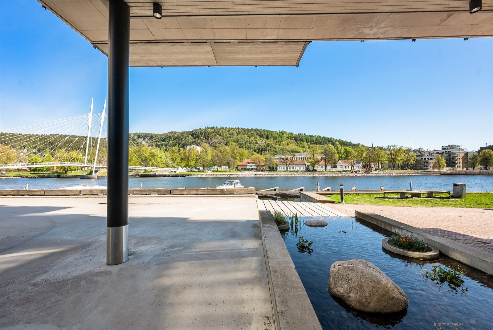Plattingen har flott utsikt ut mot Drammenselva og Bragernesåsen fra første rekke langs elven Galleribilde