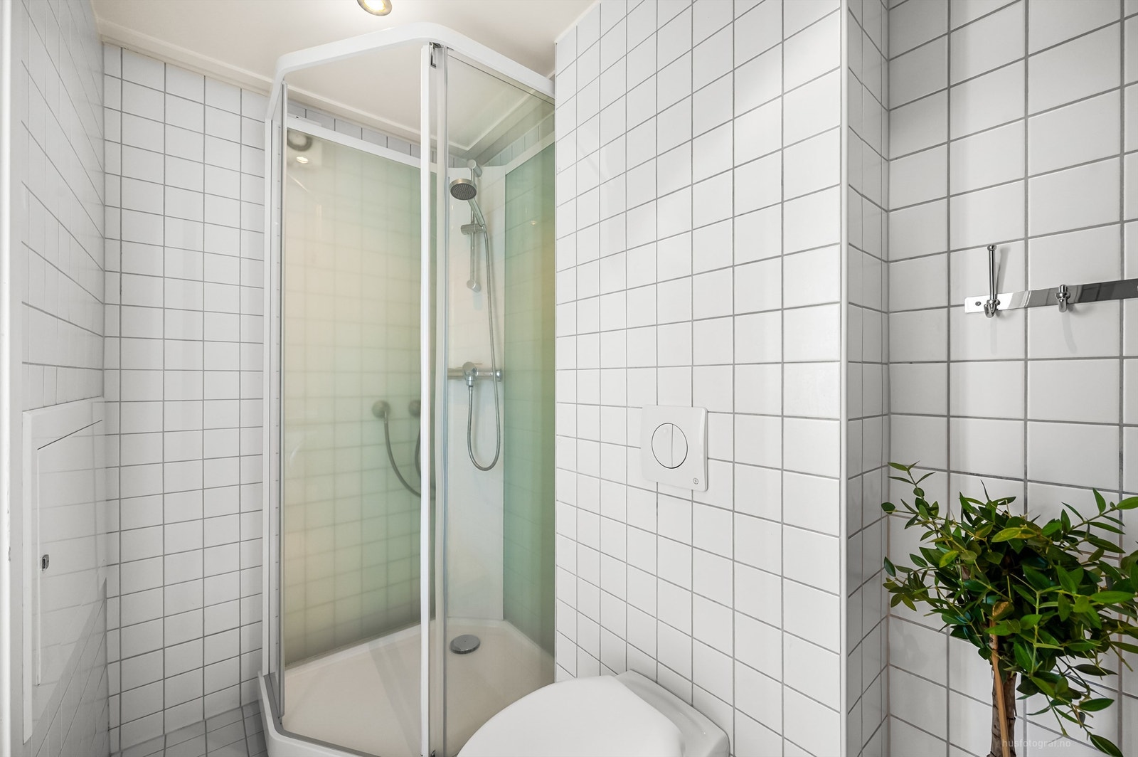 Badet har dusjkabinett, downlights i tak og gulvvarme Galleribilde