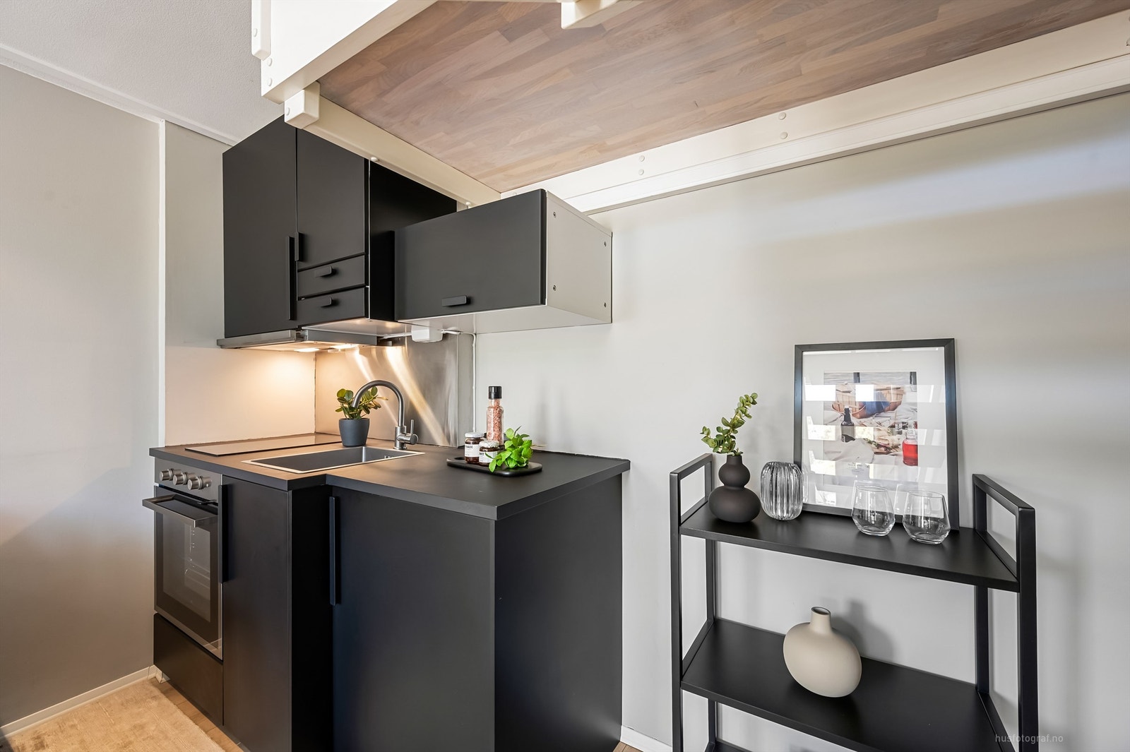 Pent IKEA-kjøkken fra 2021 med helintegrerte hvitevarer Galleribilde
