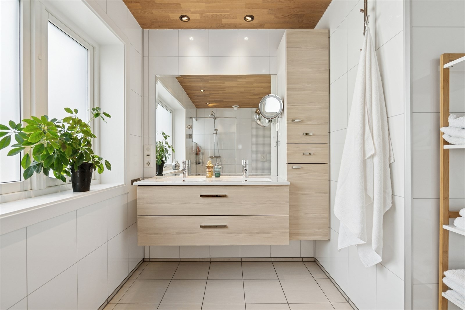 Innredningen består av dobbel servant med to romslige skuffer under, høyskap og speil Galleribilde