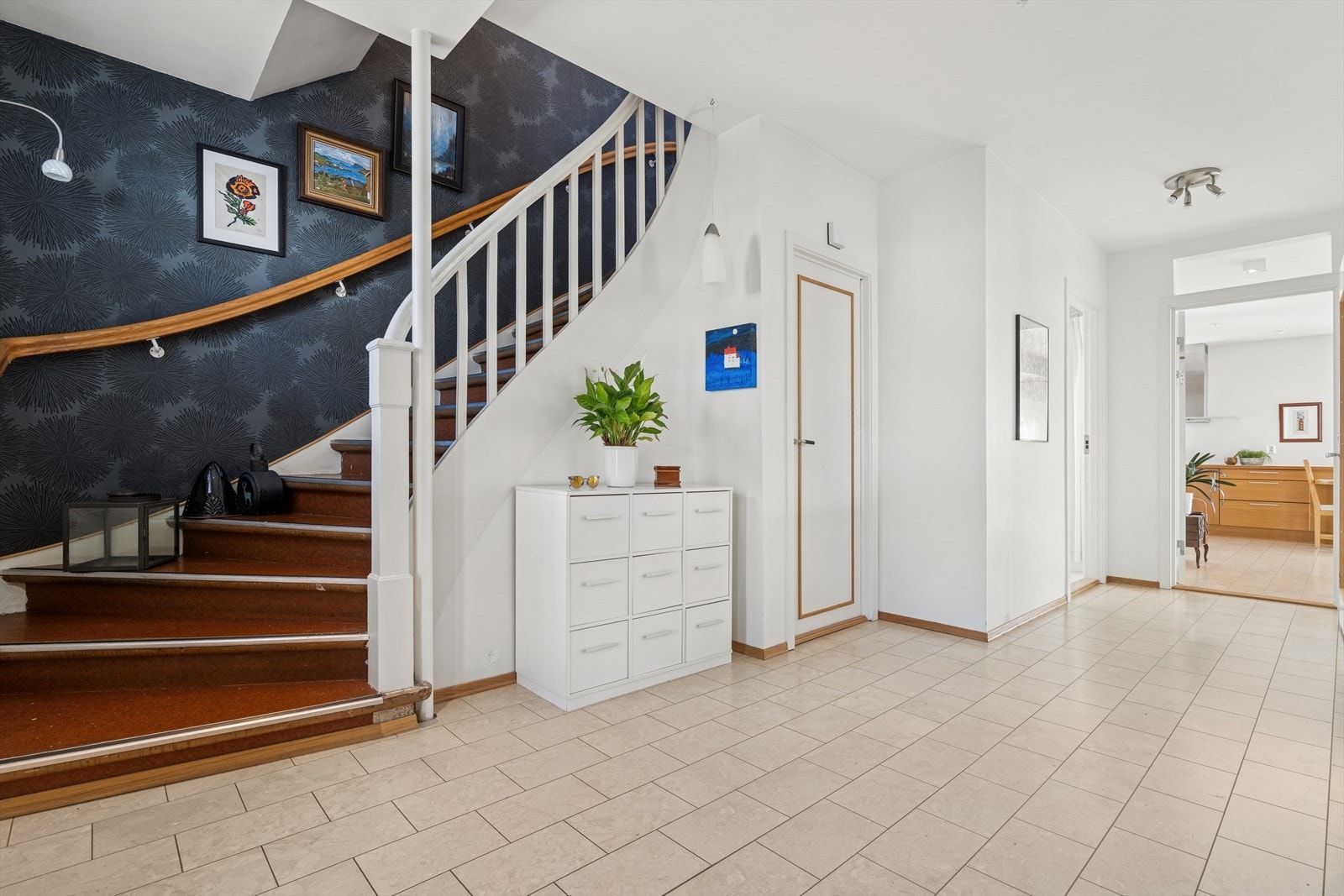 Herfra har du tilgang til bad/vaskerom, stue, kjøkken og trappeløp i begge retninger Galleribilde