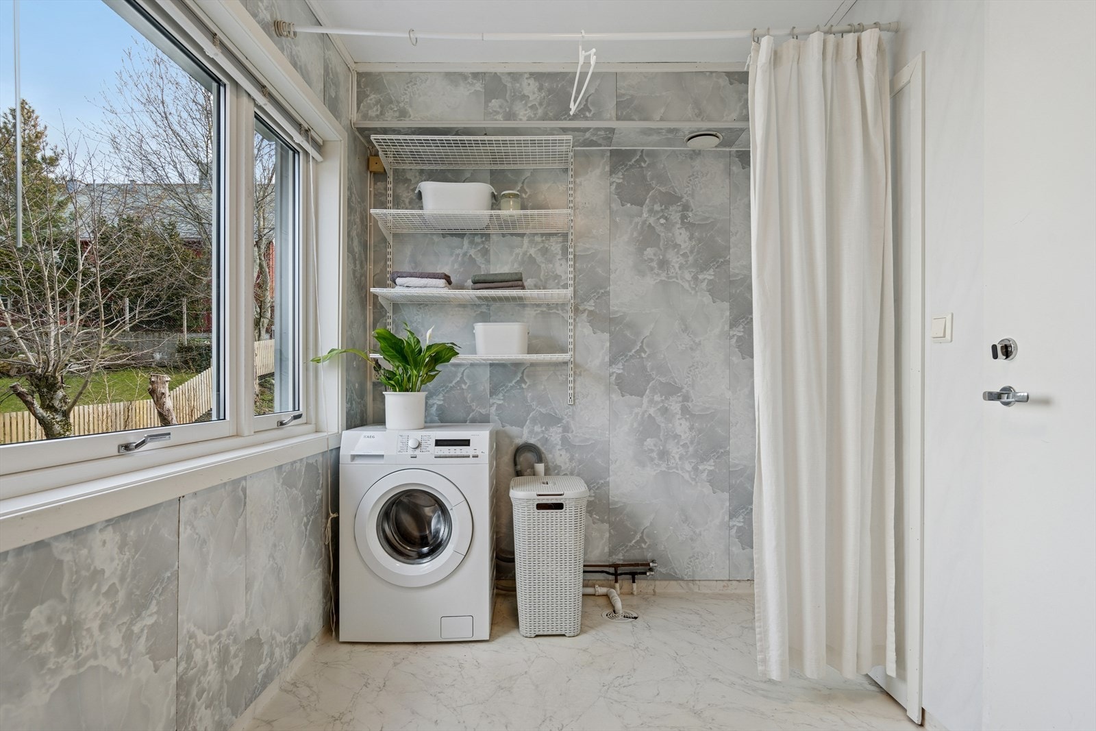 Her finner du toalett, baderomsinnredning og opplegg for vaskemaskin Galleribilde