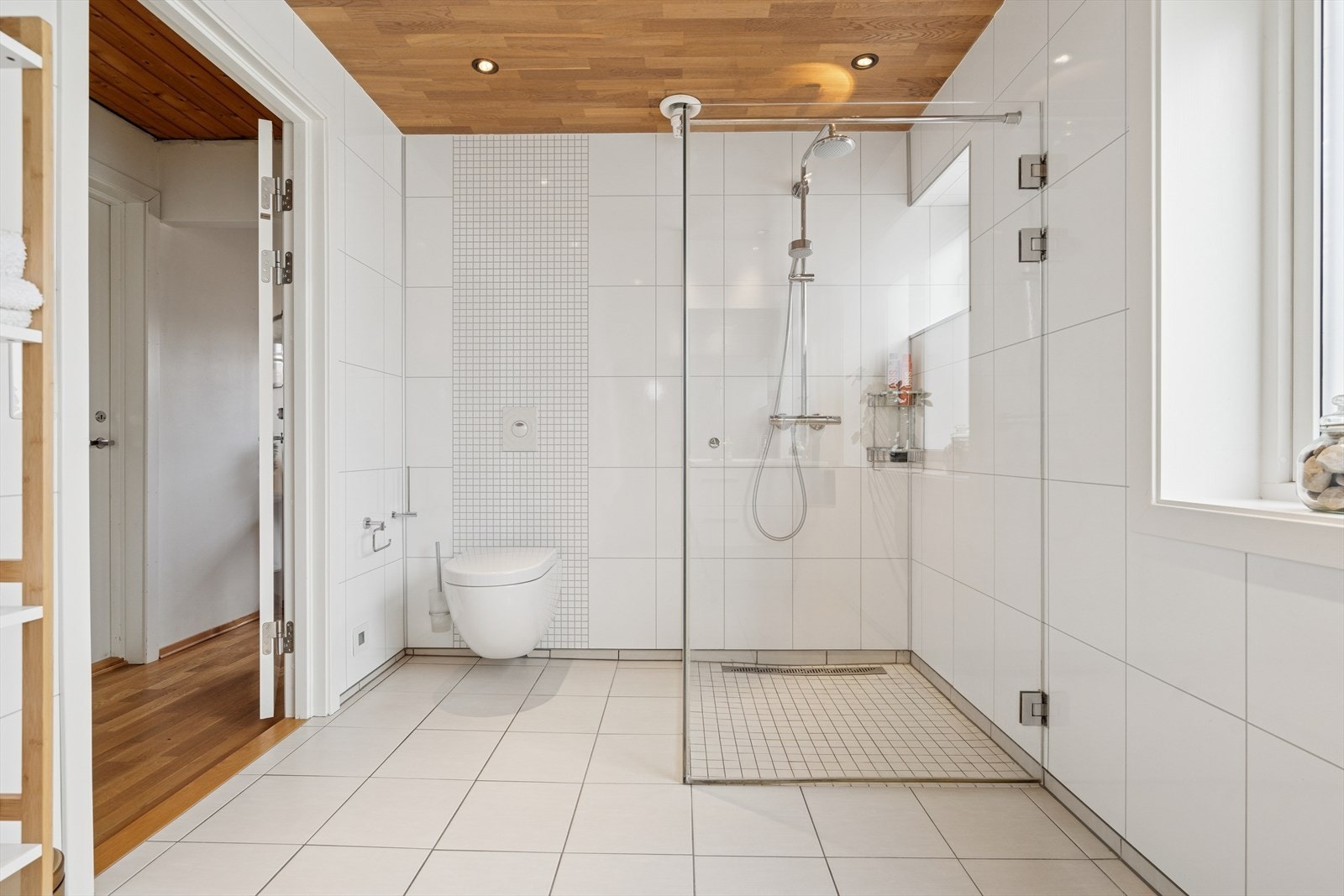 Badet er fra 2013 med flislagt gulv m/varmekabler, vegger med baderomsplater og parkett i himling m/downlights Galleribilde