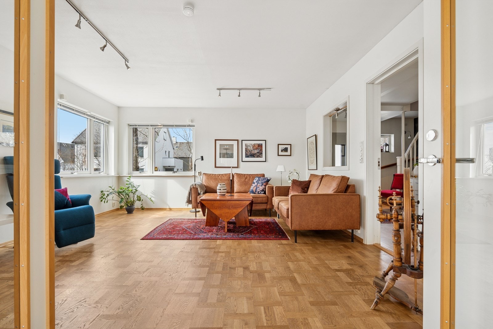 Det er gulvvarme i entrè/hall og stue - I tillegg er det mulighet for etablering av ildsted (mursteinspipe i stuen som er kledd igjen) Galleribilde