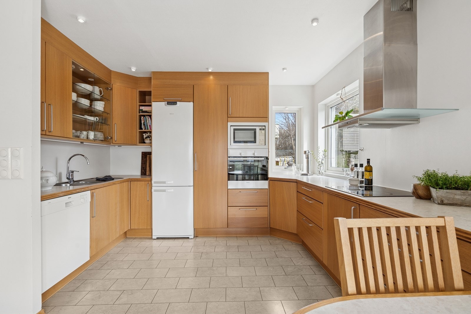 Hvitevarene medfølger og består av integrert koketopp, integrert stekeovn, integrert mikro, oppvaskmaskin og kombiskap kjøl/frys Galleribilde